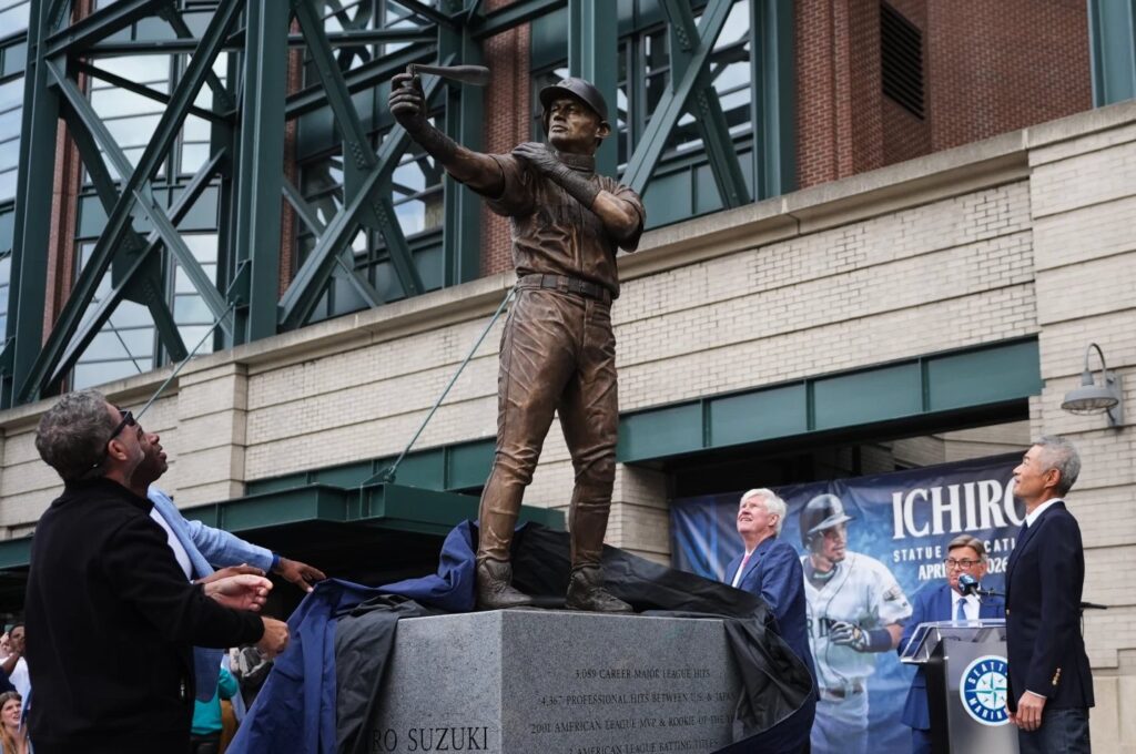 Estatua de Ichiro Suzuki sufre percance en histórica develación en Seattle