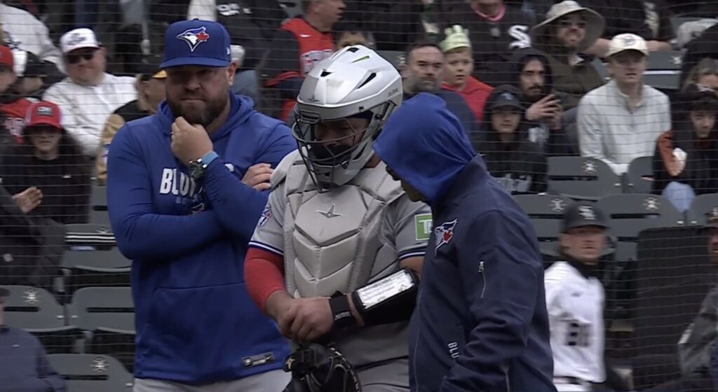 Alejandro Kirk sale lesionado y preocupa a los Toronto Blue Jays