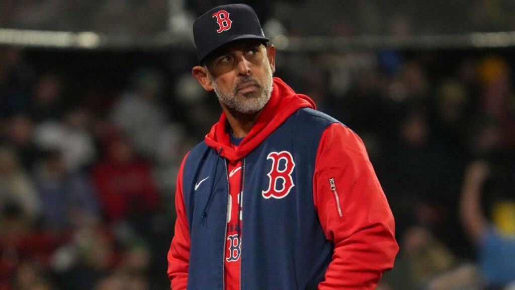 Alex Cora se despide de Red Sox con emotivo mensaje: “Boston, te vamos a extrañar”
