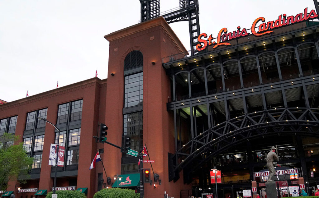 Apuñalamiento mortal afuera del Busch Stadium tras juego de Cardinals
